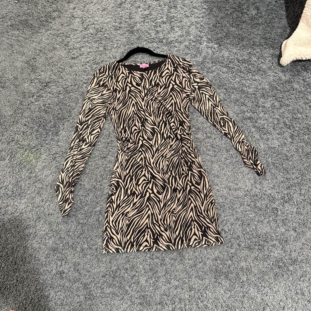 Francesca's Collections Black and Cream Long Sleeve Dress